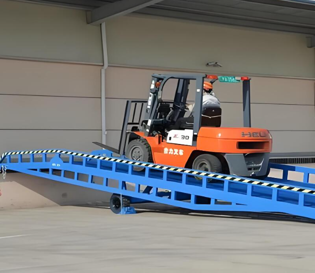 桑日移动式卸货平台（叉车用）